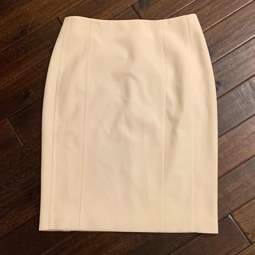 Akris Punto Cream Smooth Wool Fully lined Pencil Skirt with back zip